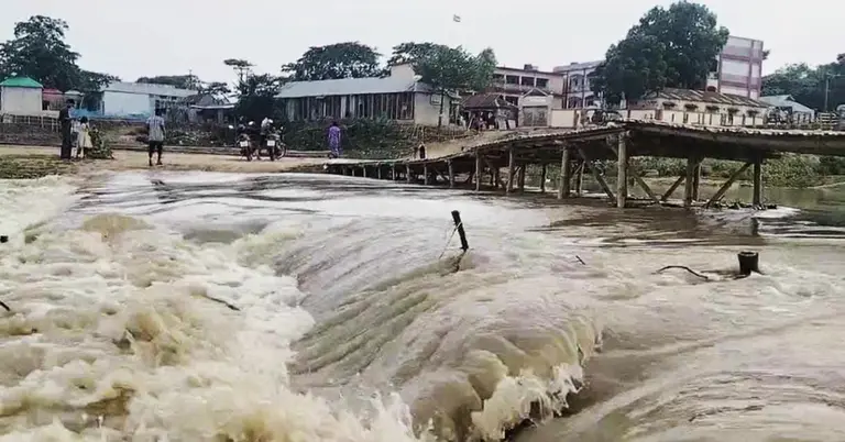 পাহাড়ি ঢলে সোমেশ্বরী নদীর পানি বেড়েছে